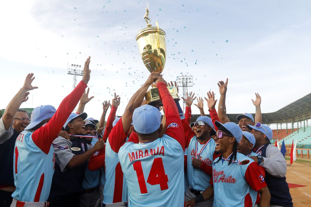 jit_digital's tweet photo. Postales de la ceremonia de premiación del Todos Estrellas de la III Liga Élite del #BeisbolCubano.
El slugger Frederich Cepeda, del equipo campeón, Tigres de Ciego de Ávila, fue reconocido como MVP de la postemporada.
#Cuba #Beisbol #IIILEBC #DeporteCubano https://t.co/MJWVKS5pdW