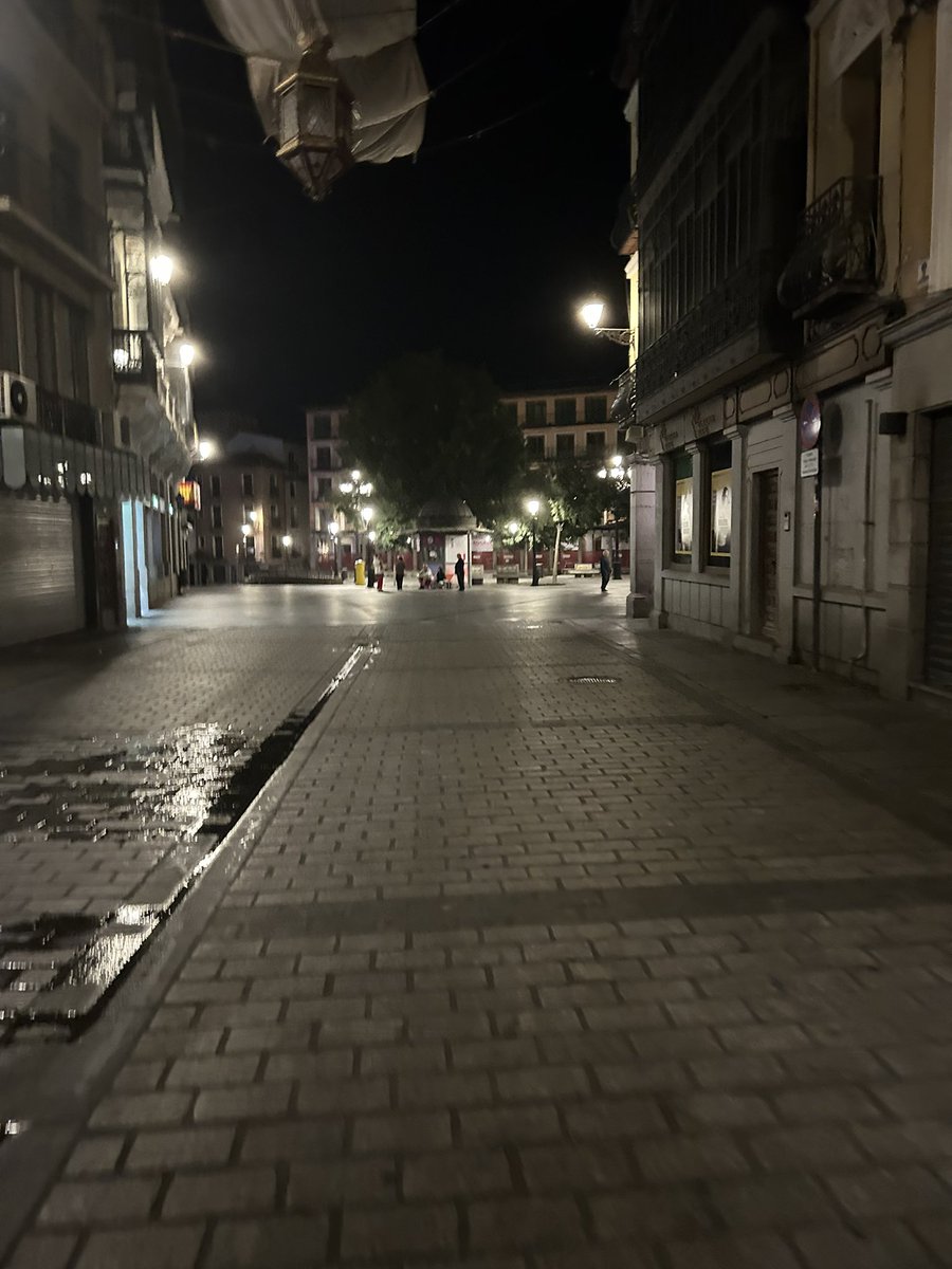 pablojcorrales's tweet photo. 05-06-2025. Cuatro de la madrugada. Ya hay gente esperando para comprar las sillas del Corpus. Cumpliendo tradiciones. Ya huele a Corpus en Toledo. https://t.co/TozqfSorU0