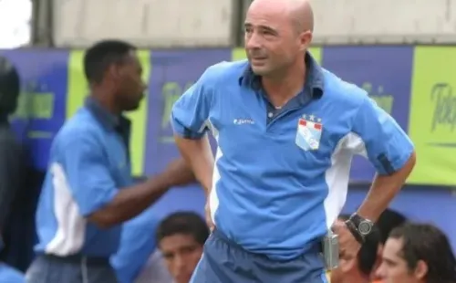 Francosus1's tweet photo. Para todos los animales:

SC el 2007 trajo un DT que iba a ser campeon de America  . Un central de 1era ARG, 5 seleccionados y un ex goleador del campeonato

No funciono, hubo cama y renovaron todo para salir del descenso. Despues ganaron todos sus partidos, incluido U y AL https://t.co/Qc3m2OVoU0