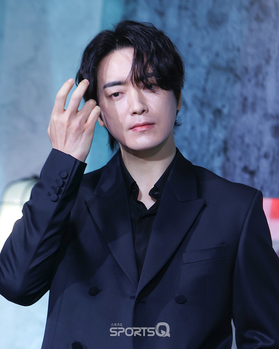 sportsqnews's tweet photo. [#포토Q] 250605 이준혁 넷플릭스 ‘광장’ 제작발표회

📌https://t.co/qqdWdafve8

#이준혁 #Leejunhyuk
#광장 #MercyforNone #NETFLIX https://t.co/wr83vAowY5