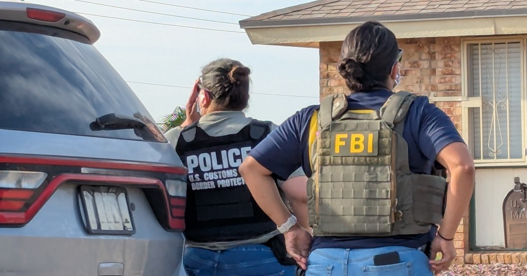 miFBIElPaso (@mifbielpaso) on Twitter photo #FBIElPaso continúa trabajando junto a <a href="/ICEgov/">U.S. Immigration and Customs Enforcement</a> en iniciativas de aplicación de la ley de inmigración. Con un apoyo en tácticas como en tecnología, están atacando y eliminando eficientemente a los delincuentes violentos para garantizar la seguridad de nuestras comunidades. #FBIElPaso continúa trabajando junto a <a href="/ICEgov/">U.S. Immigration and Customs Enforcement</a> en iniciativas de aplicación de la ley de inmigración. Con un apoyo en tácticas como en tecnología, están atacando y eliminando eficientemente a los delincuentes violentos para garantizar la seguridad de nuestras comunidades.