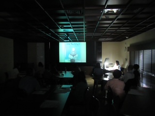 roundcheekscltd's tweet photo. 広島県福山市ふくやま文学館さんにて
拙著『これなんてよむ？たべもののかんじ』
を読んでいただきありがとうございました！
こどもだけでなく
大人の方の絵本の読み聞かせでも
楽しんでいただいています。
ページの右に問いかけ、めくると答えがあるので
コールアンドレスポンスに最適。
＃ポトス出版 https://t.co/UNv0zYra0p