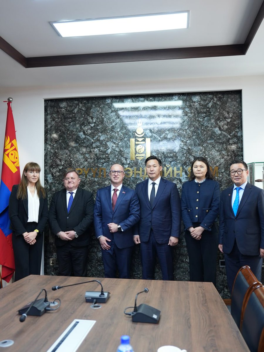 PLinMongolia's tweet photo. БНПУ-ын Эм, эмнэлгийн хэрэгсэл, биоцидийн бүтээгдэхүүний бүртгэлийн газрын дарга польшид үйлдвэрлэсэн эмийг Монголд, монголын уламжлалт эм танг Европт бүртгүүлэх асуудлаар санал солилцож байна. @EruulMendiinYam @GCessak @URPLWMiPB https://t.co/PhUwCoTImd