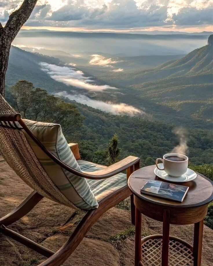 Bayram nedir ki dedim kendi kendime
Bayram bir ömürdür ben gibi bir deliye...!

Can Yücel