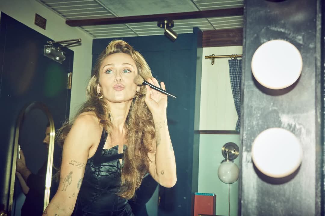 MileyFanBlog's tweet photo. #MileyOnFallon https://t.co/M1sGO7Wfaf