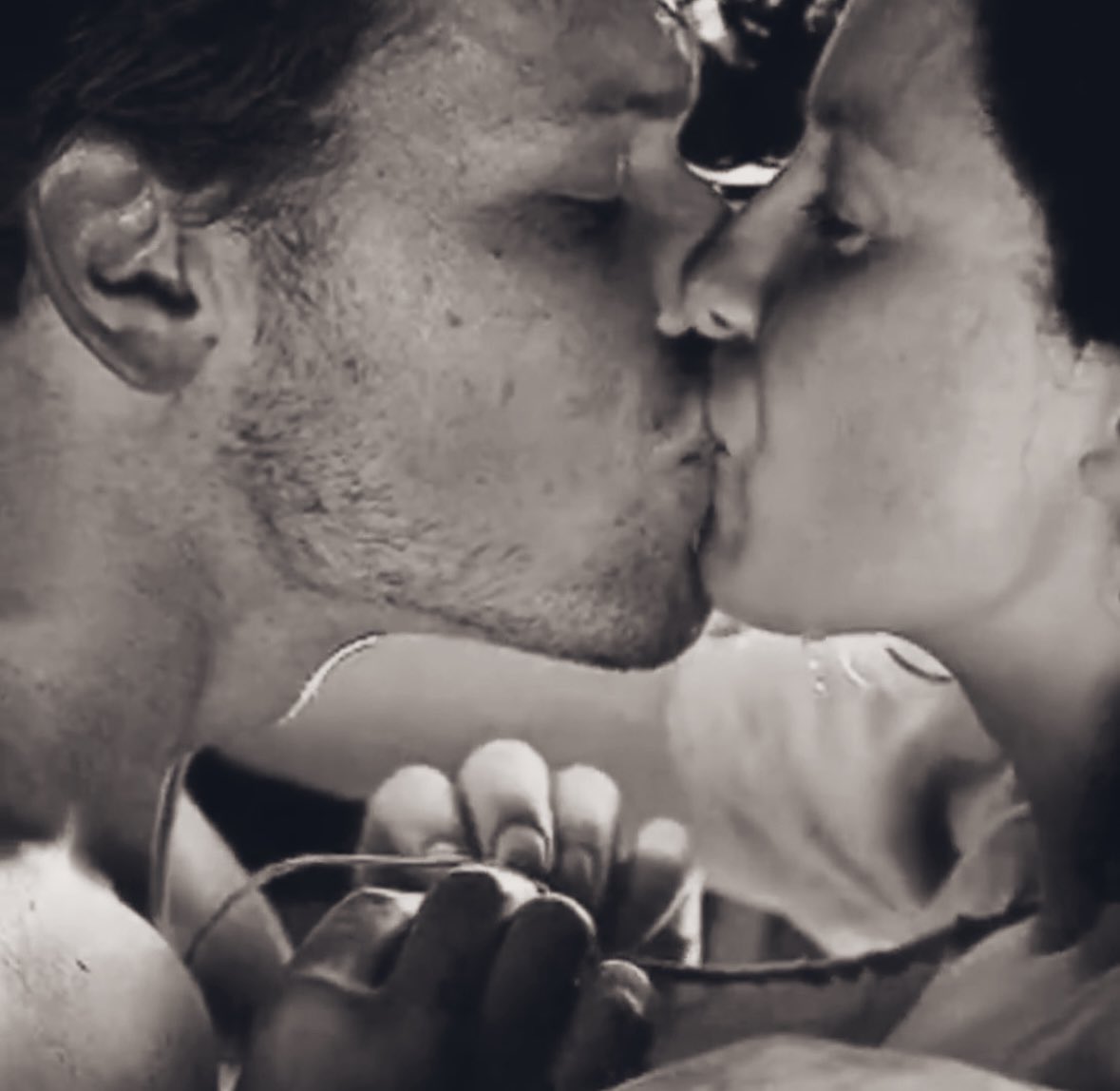 "Qué suerte tus manos en mis manos, tu mirada en la mía, qué suerte tus labios en mi boca, tu alma en mis brazos, qué suerte tu vida en mi vida, amor de mis días".ca💜