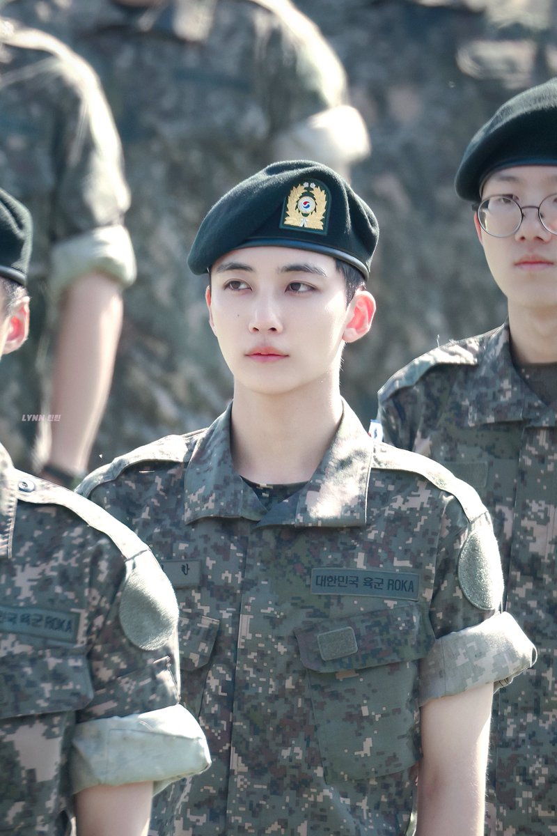svtmilk1004's tweet photo. 말도안돼 윤정한이 진짜 군인이라니 
포타가 아니고 진짜로 군인이라고 
진짜 군복입고 진짜 경례한다고 https://t.co/6RbGdP3Y0g
