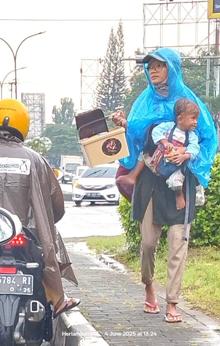 13:23 kemarin...
 Di perempatan Ring road Jl. Kaliurang Jogja.
Msh gerimis ...
Sy melihat ibu muda, brjualan tissue. Si ibu memakai jas hujan. Si anak tidak.
Anak kecil dlm gendongannya terlihat basah.
Semoga pihak yg terkait bs brtindak...
Setdknya menyelamatkan anak kecil ini.