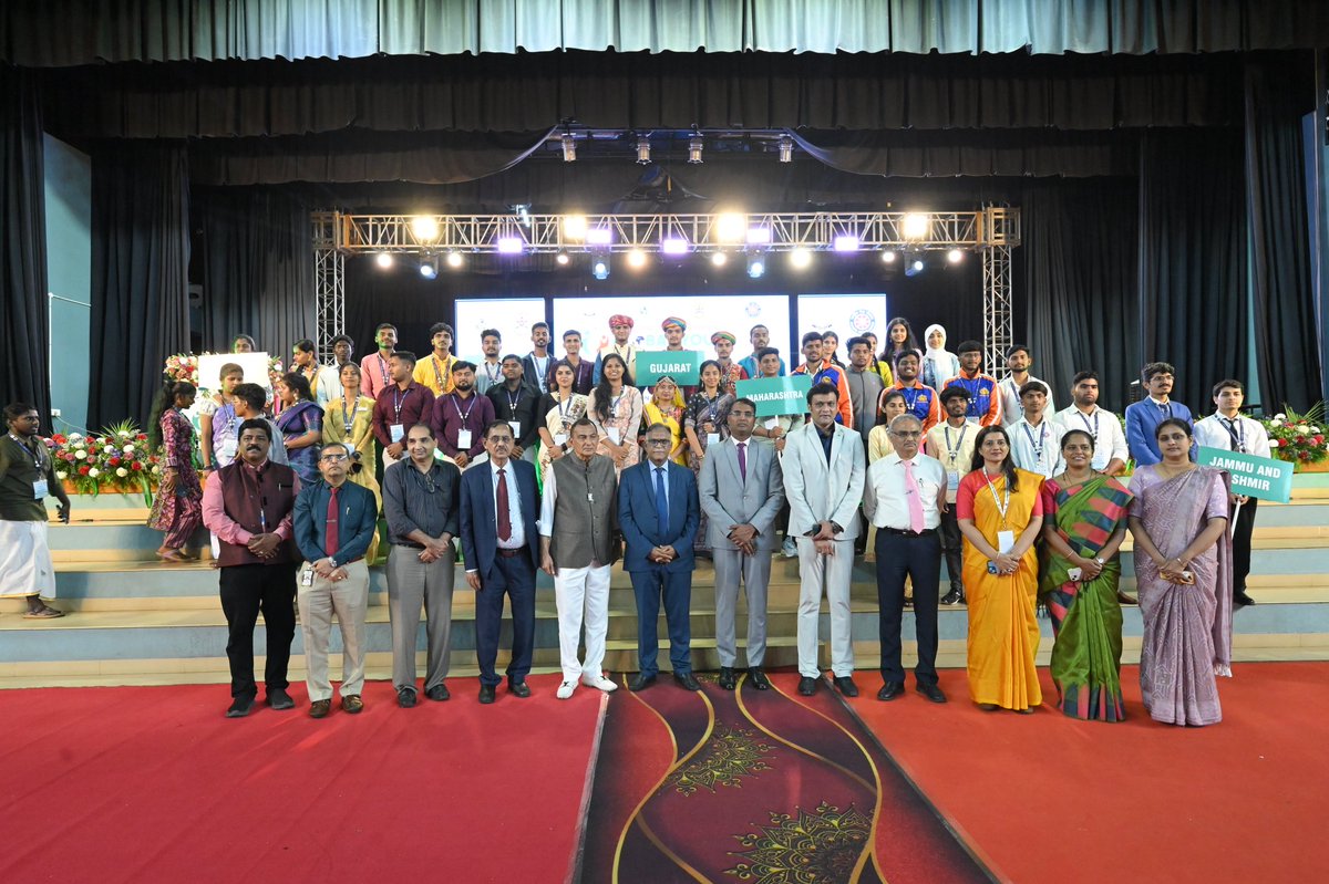 TikeshvarSahu2's tweet photo. दिनांक 04-06-25 को मंगलुरु सेंट्रल पहुंचकर, "Global youth summit 2025" के Inauguration ceremony  में @nssabvuCG के स्वयंसेवको ने team chhattisgarh के ���ूप में अपनी उपस्थिति दर्ज कराई।#GYS2025 @BhartiyaConnect @_NSSIndia @NSSRDBhopal @manojsinha812 @NssDls @nssabvuCG @Sanskriti13s https://t.co/BcdEZUeArQ