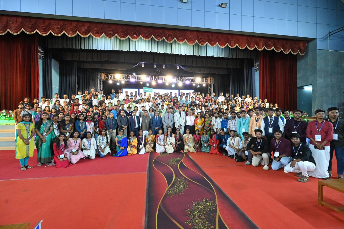 TikeshvarSahu2's tweet photo. दिनांक 04-06-25 को मंगलुरु सेंट्रल पहुंचकर, "Global youth summit 2025" के Inauguration ceremony  में @nssabvuCG के स्वयंसेवको ने team chhattisgarh के ���ूप में अपनी उपस्थिति दर्ज कराई।#GYS2025 @BhartiyaConnect @_NSSIndia @NSSRDBhopal @manojsinha812 @NssDls @nssabvuCG @Sanskriti13s https://t.co/BcdEZUeArQ