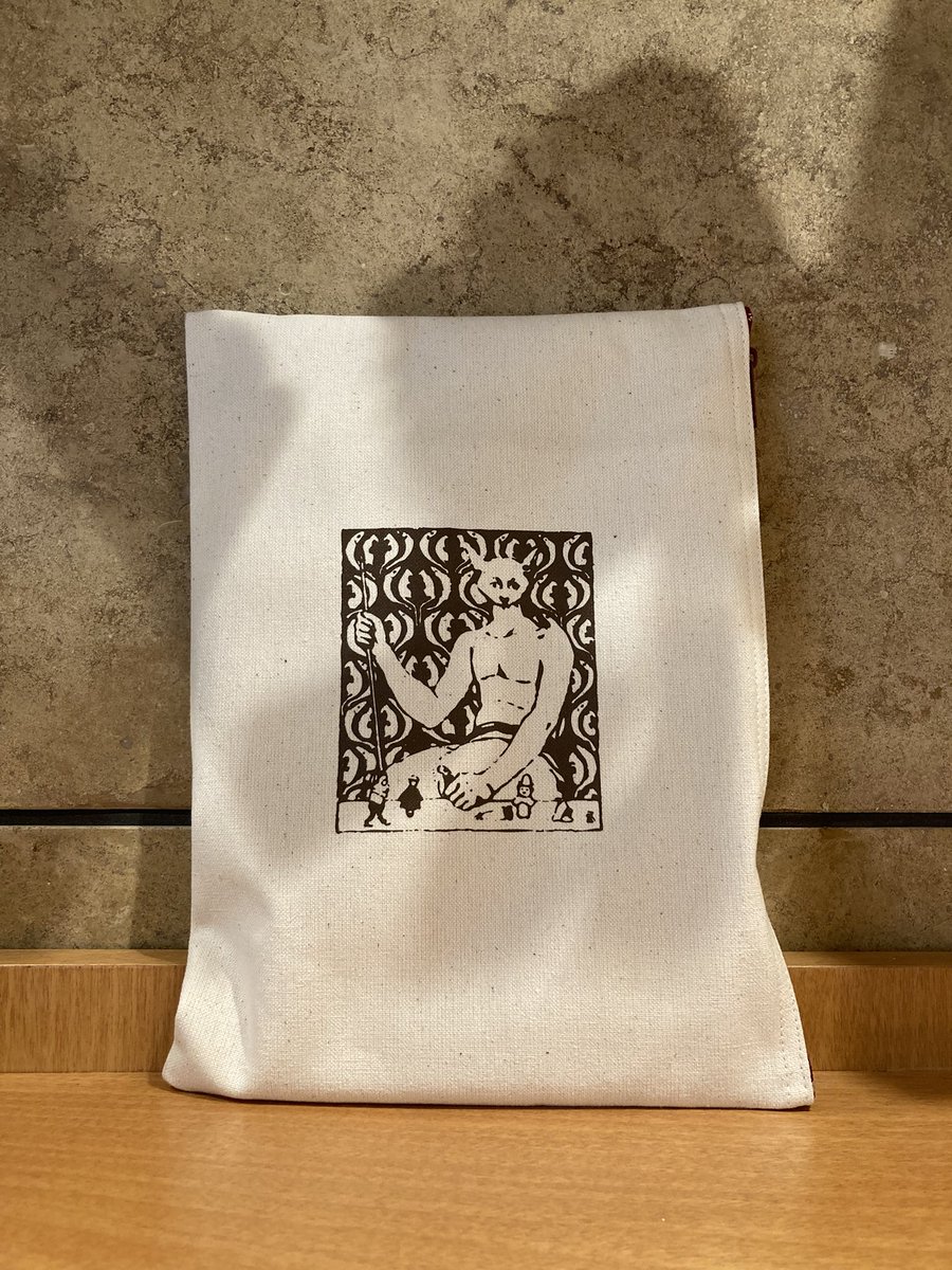 fuchums's tweet image. 「橋口五葉のデザイン世界」展の府中市美術館限定のオリジナルグッズのブックポーチが入荷しました🙂
菊判サイズの本が入る大きめのブックポーチです。