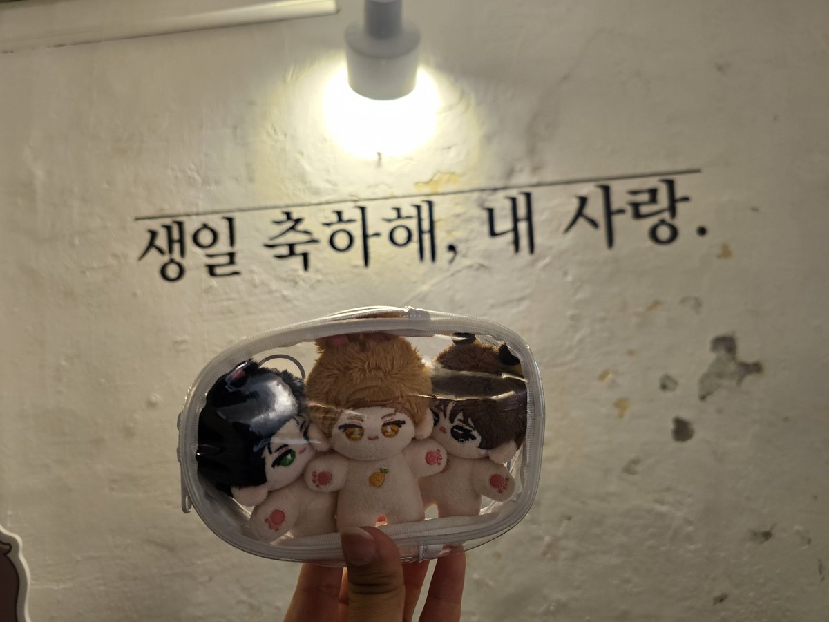 여러분 먼치킨 제레시도 꼭 장만하세요 진짜 긋짓말 안하고 와방 귀여움 ㅠㅠㅠㅠㅠㅠㅠ 작은 파우치에 눟어서 들고다니면 얼마나 귀여운지 아시나요 ㅠㅠㅠㅠㅠㅠ