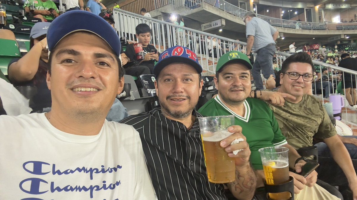 alfredogomezmx's tweet photo. Con la banda apoyando @OlmecasTabasco https://t.co/UHm9hclhFb