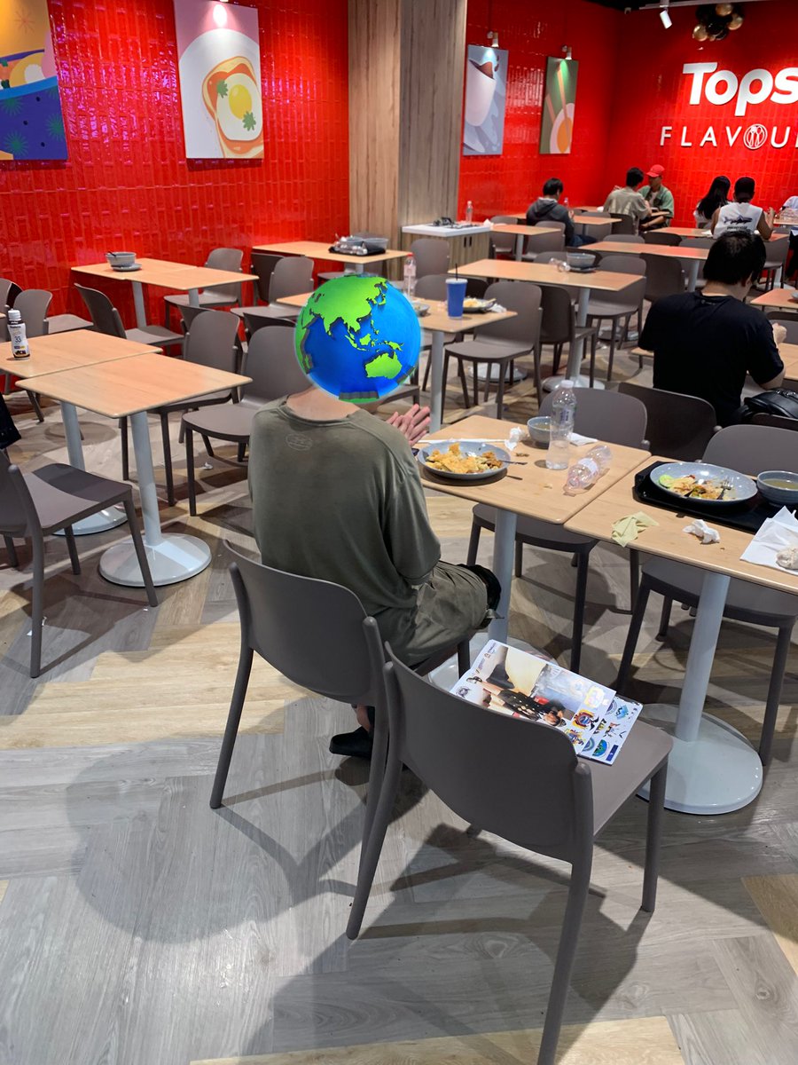 ochoshi123's tweet photo. バンコクのフードコートにて他の人が残してった残飯を食べる天才発見。
一生食うに困らない。

俺はオリジナルジャパニーズヌードルってヤツを注文した。
全然日本感無いけどうまかった。
細麺のカオピヤック。 https://t.co/UnIm00uxjM