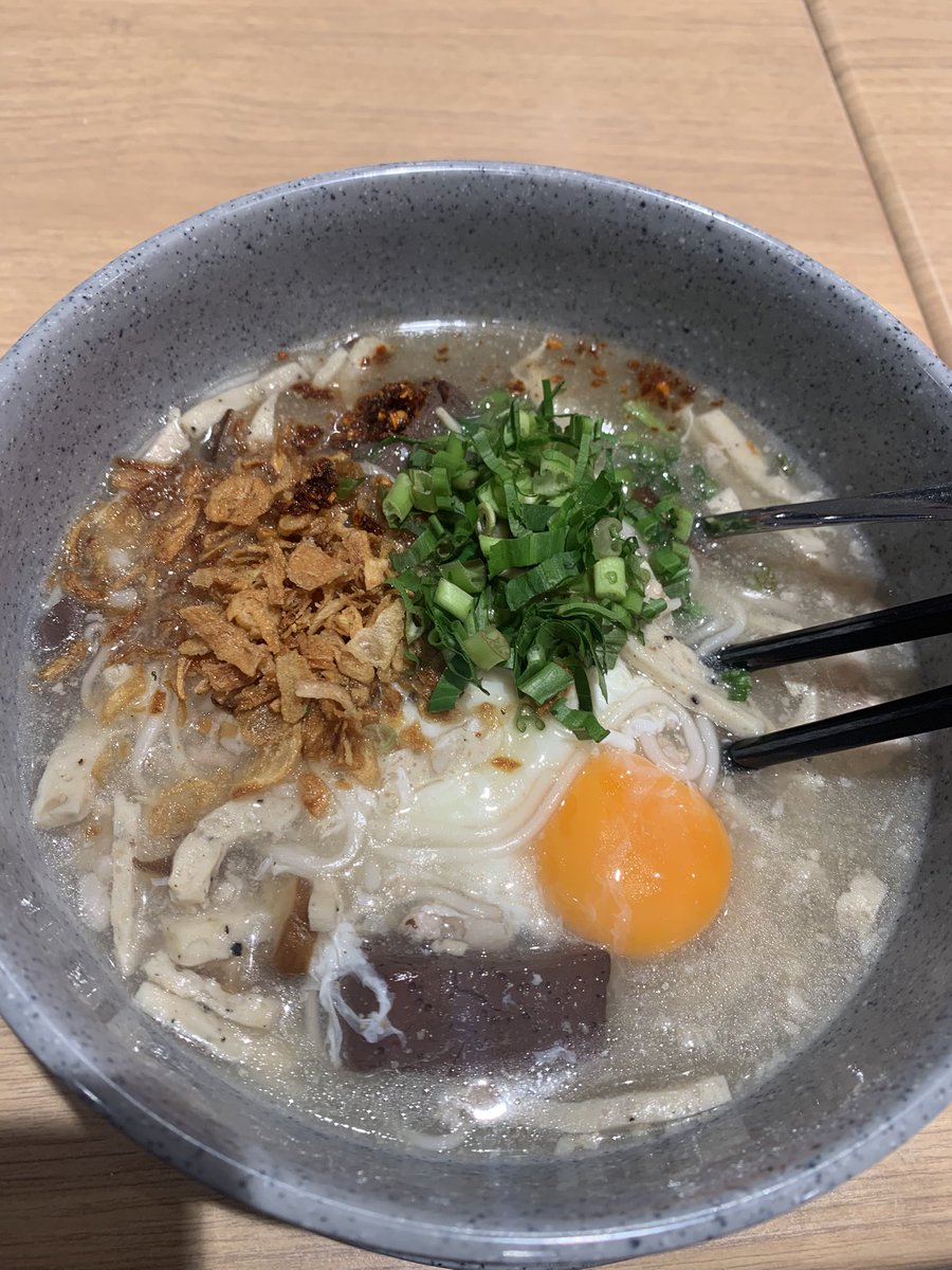 ochoshi123's tweet photo. バンコクのフードコートにて他の人が残してった残飯を食べる天才発見。
一生食うに困らない。

俺はオリジナルジャパニーズヌードルってヤツを注文した。
全然日本感無いけどうまかった。
細麺のカオピヤック。 https://t.co/UnIm00uxjM