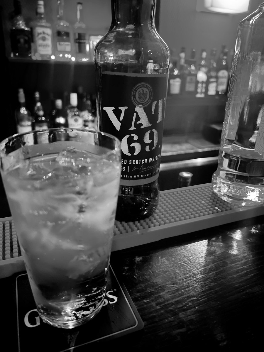 yo_sama223's tweet photo. バンドオブブラザーズって、ドラマ見てから知ったウイスキー。
#vat69 https://t.co/9BO0DwVSIv