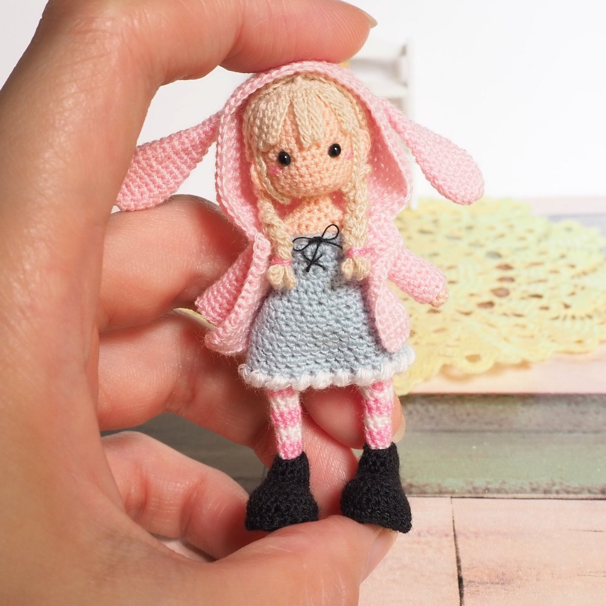 うさみみジャケットの女の子。
約7cmのミニチュアドールのあみぐるみ(​ *´꒳`*​)