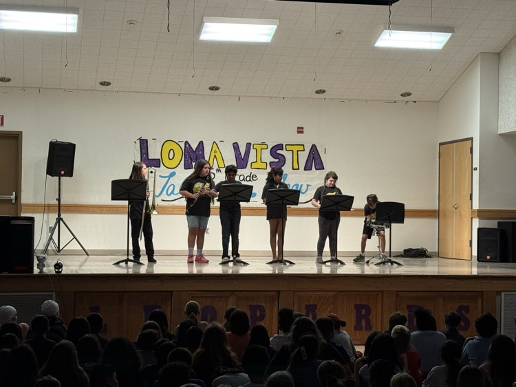 JulieCroy11's tweet image. Loma Vista Elementary School 2025 Talent Show💜💛 #weareBUSD #lvpride