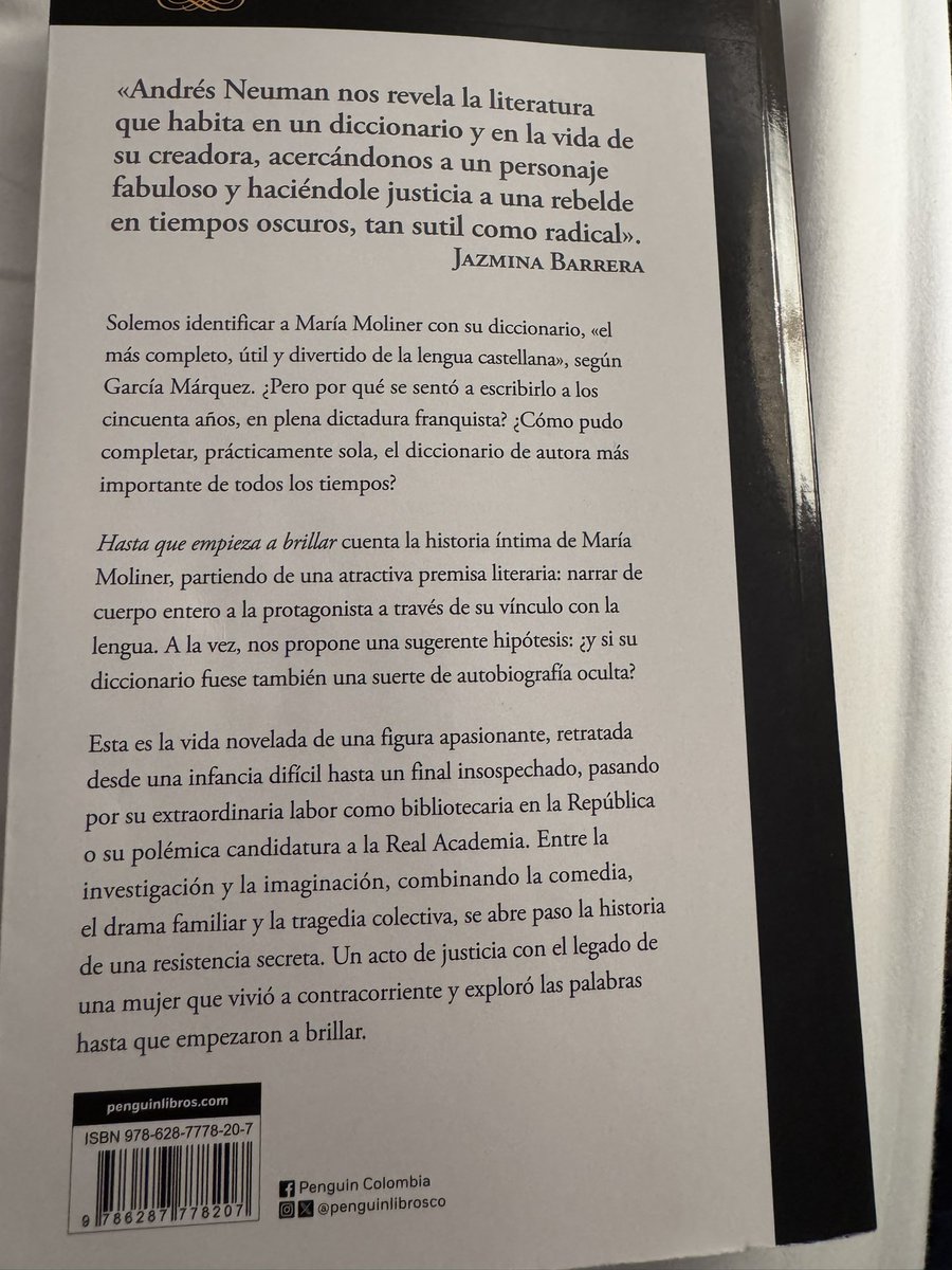 La vida de María Moliner; una mujer excepcional quien logró superar mucho machismo, contada por Andrés Neuman con inteligencia y a través de un delicioso paseo por el idioma, como el diccionario q escribió. Hay capítulo en <a href="/paredropodcast/">Paredro Podcast</a>:  open.spotify.com/episode/6d3Tna…. Vale la pena.