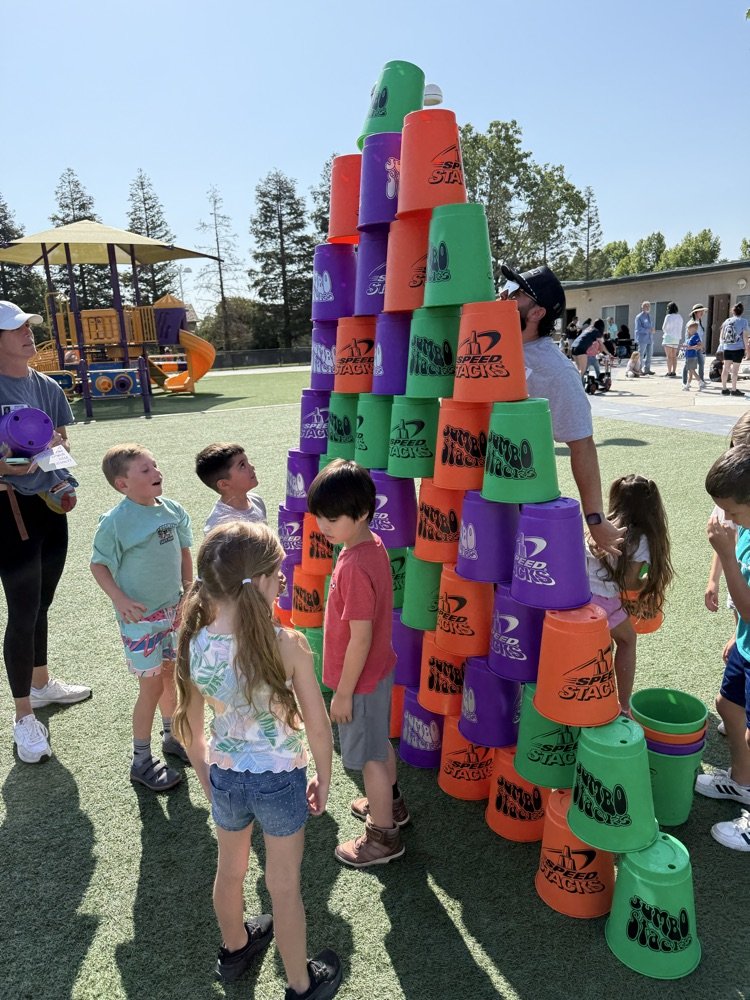 JulieCroy11's tweet image. Kindergarten Field day💜💛#lvpride #weareBUSD
