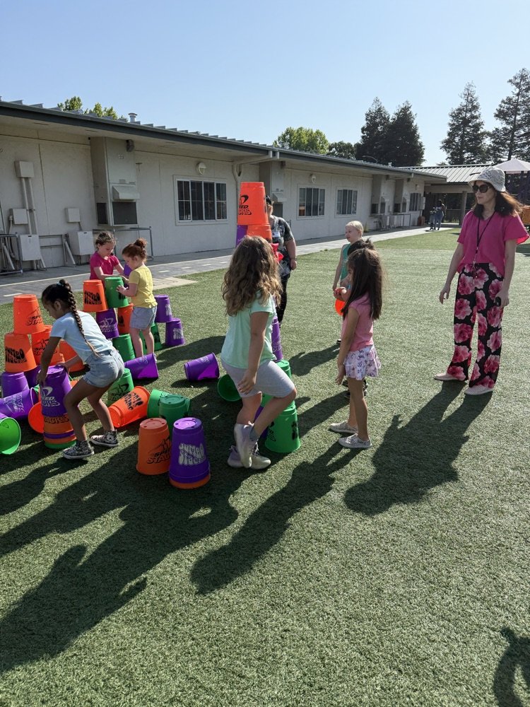 JulieCroy11's tweet image. Kindergarten Field day💜💛#lvpride #weareBUSD