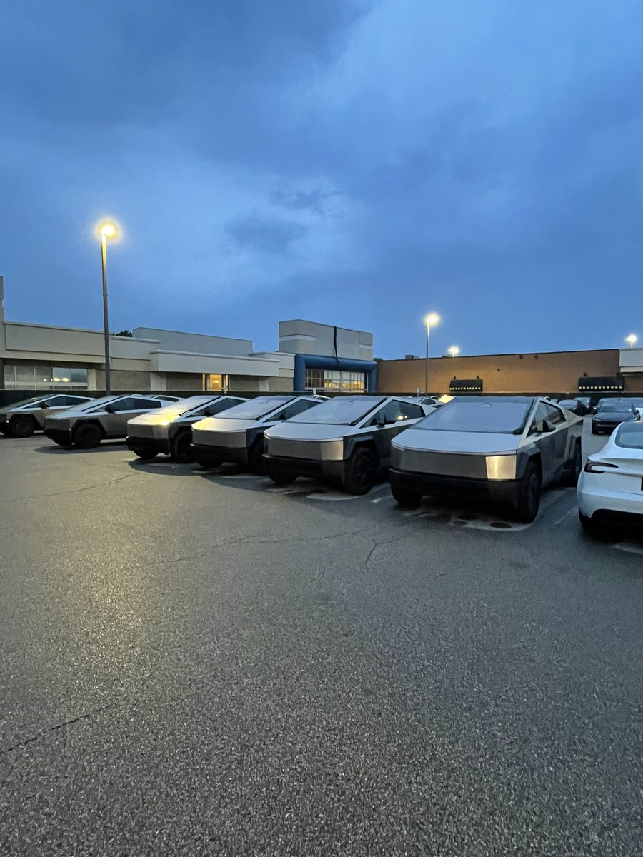 kevinjoy5's tweet photo. The glorious Tesla graveyard in Farmington Hills https://t.co/WW4JVUQf6e