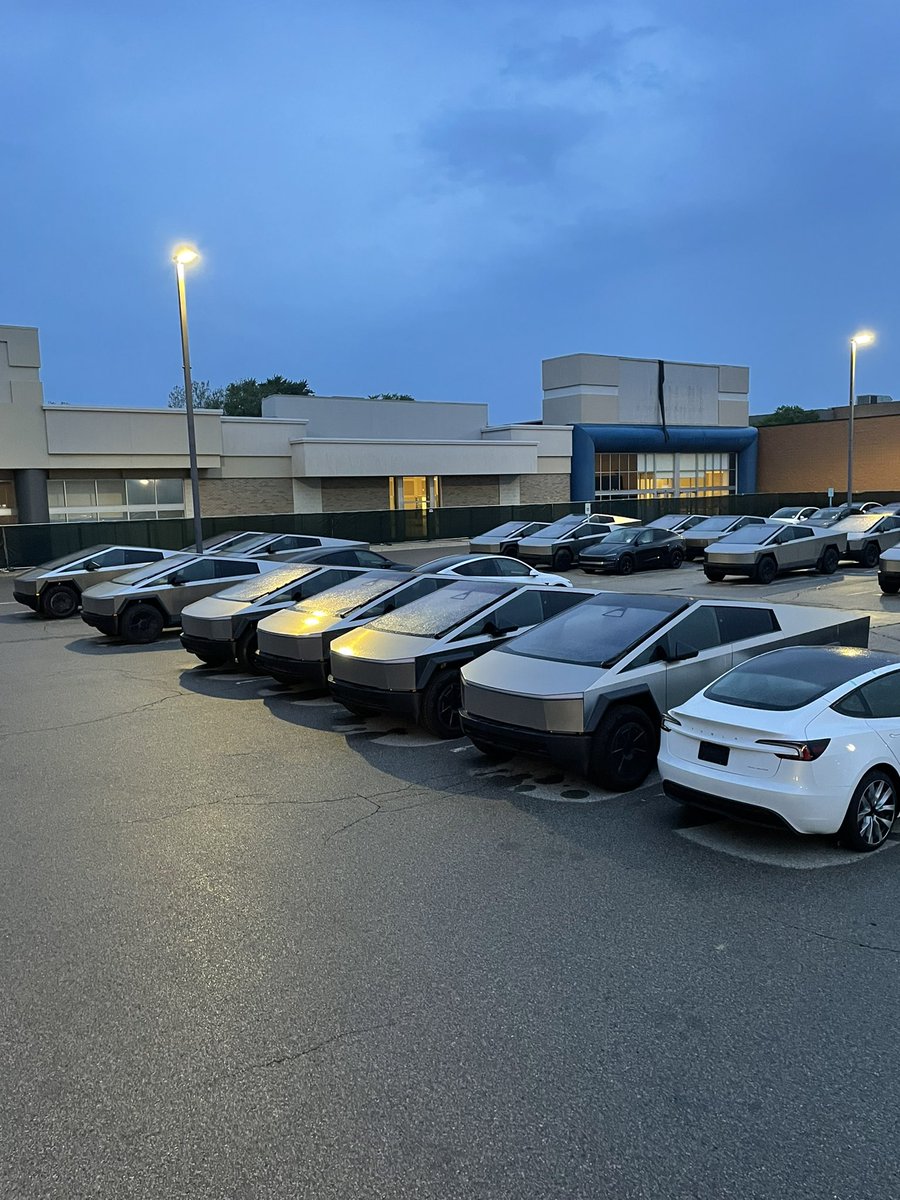 kevinjoy5's tweet photo. The glorious Tesla graveyard in Farmington Hills https://t.co/WW4JVUQf6e