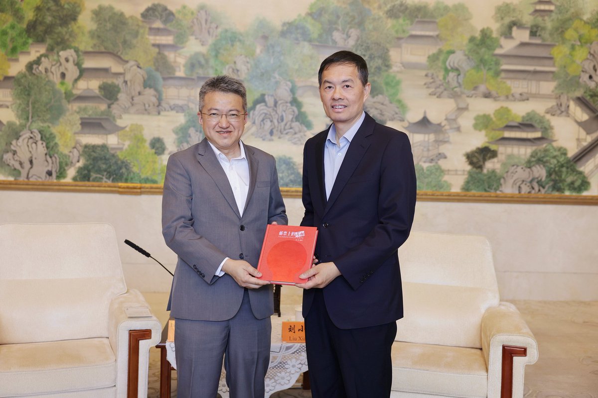 LiewChinTong's tweet photo. Dalam lawatan ke China, saya mengadakan pertemuan dgn Tuan Liu Xiaotao, Timbalan Setiausaha Parti Wilayah Jiangsu merangkap Setiausaha Parti Bandaraya Suzhou untuk memahami lebih mendalam dasar industri, sains dan teknologi &amp; trend pembangunan di sini.

https://t.co/4kDVJMLFTH https://t.co/o5uHJbv7Ze