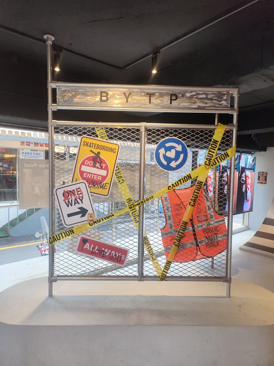 Seoul's Photo booth is Seeing Signs
사진 찍으러 같이 갈 한국인 친구~ 어디 있나요 👁️👄👁️