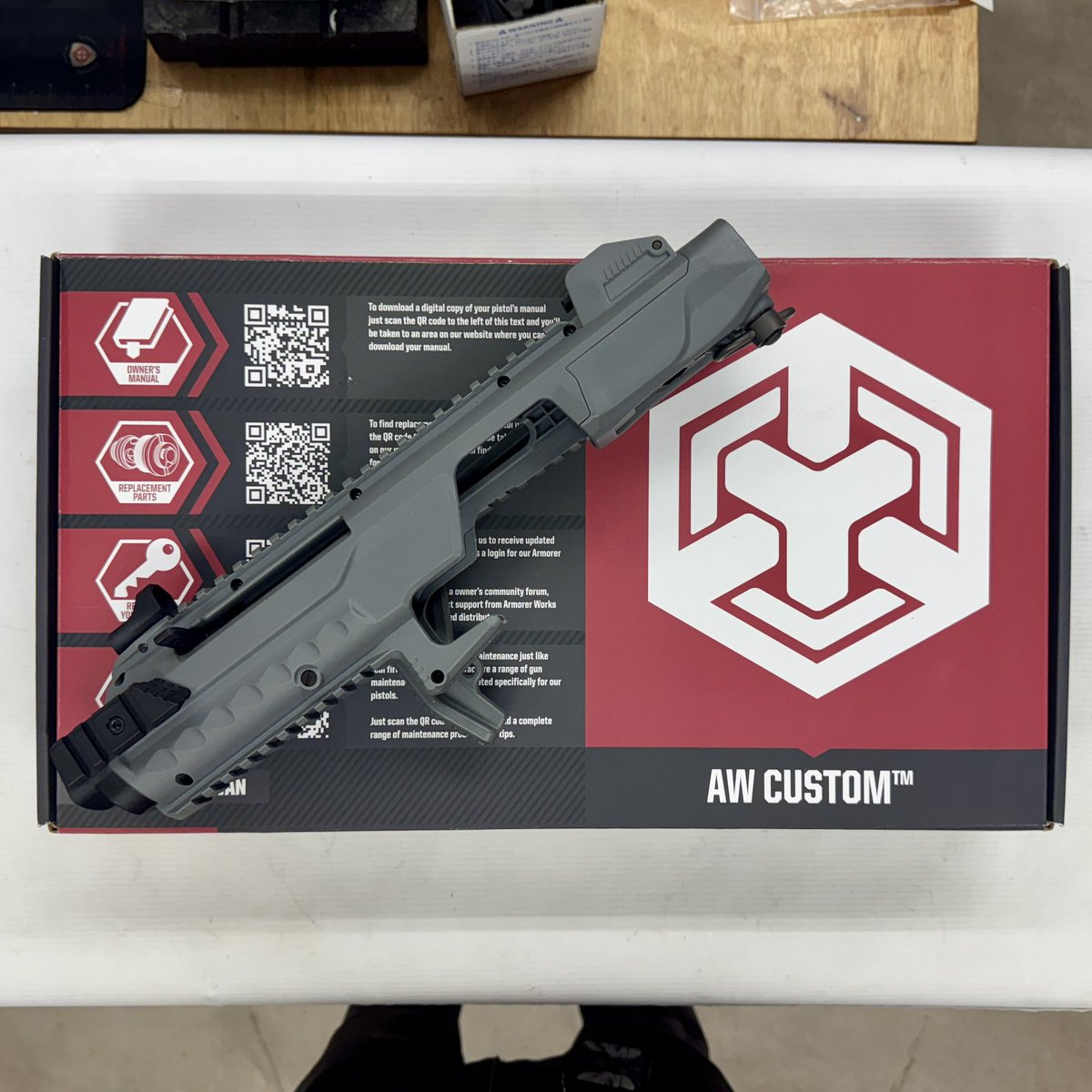 こんにちは！ガンショップグルカです
本日も20時まで営業中ですので、ぜひご来店ください！

- Armor Works AW-K03001 ‐
ランク【Ｂ】
価格 ¥6,600
備考 少し臭いと汚れ有

グロックピストル用のカービンコンバージョンキット
フルオートが撃てる物に装着すると楽しくなります。