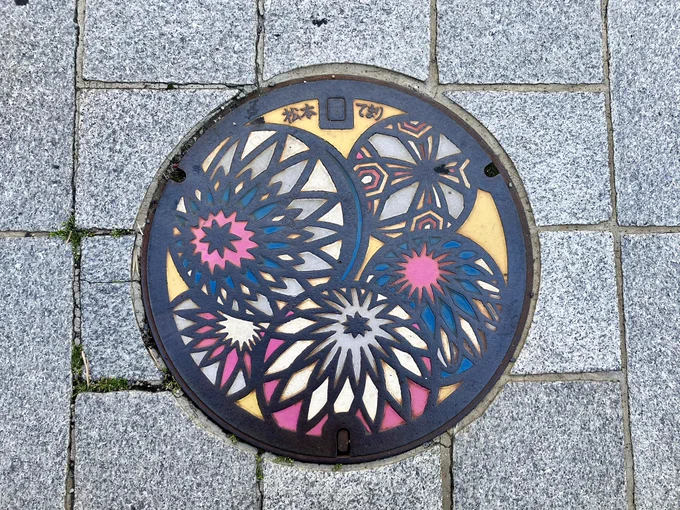 松本城周辺の日帰り旅行、満喫してきました! 深志神社で初めて切り絵の御朱印見つけたんだけど、メチャクチャ素敵 松本城は漆黒の外装と五重天守の佇まいがカッコよかったな〜 天気すごく良かったからなに撮っても見栄え良くて、恵まれた旅行でした