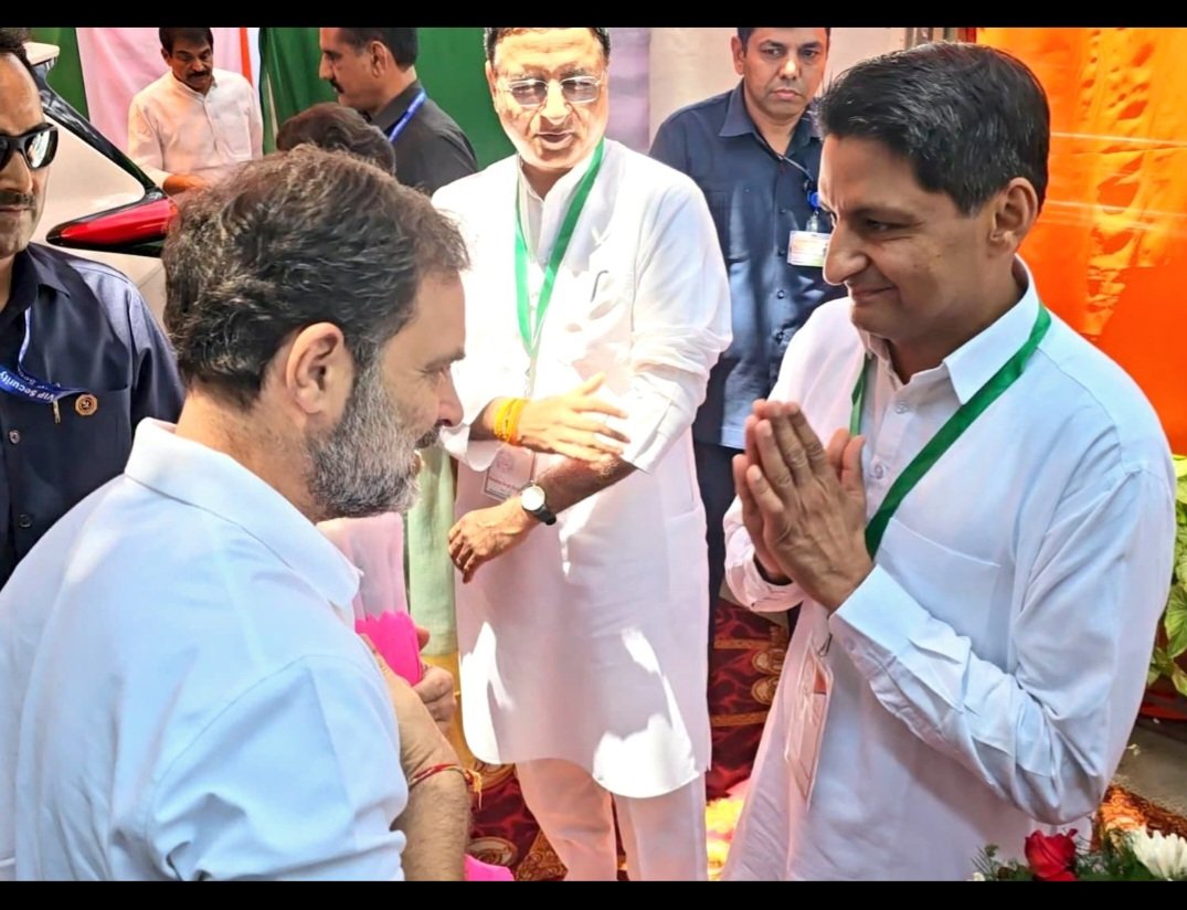 चौधरी रणबीर सिंह का बेटा <a href="/BhupinderShooda/">Bhupinder Singh Hooda</a> व पोता <a href="/DeependerSHooda/">Deepender Singh Hooda</a> किस प्रकार हाथ जोड़ कर खड़े होकर जैसे भीख मांग रहे हो और देखो घमंडी <a href="/RahulGandhi/">Rahul Gandhi</a> LOP उनकी ओर देख भी नहीं रहा और कितना-? हूडा साहब आप राजनीती के खिलाड़ी हो आज तक आपको विधानसभा में विपक्ष का नेता नहीं बनाया फिर भी-?