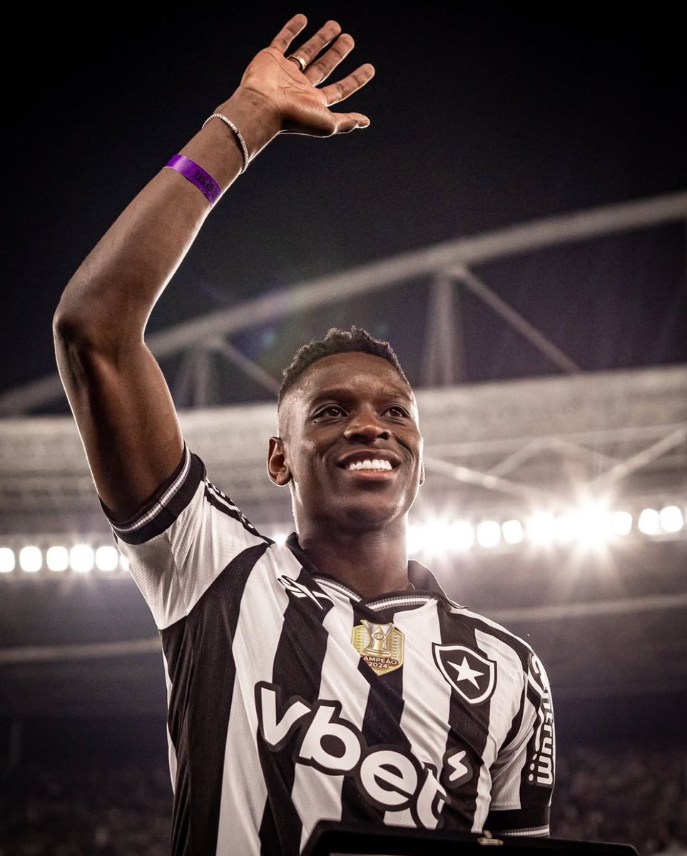 CentralBotafogo's tweet photo. Quanto mais o tempo passa, mais a gente percebe o quão gigante ele é.

Luiz Henrique, MUITO IDOLO do Botafogo.

Gigantesco. https://t.co/uTu3DnG30k