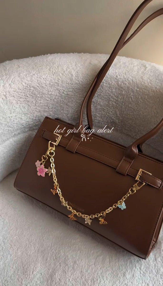 myrahmn's tweet photo. Bifoti handbag that gives you T20 vibes. Warna dia tu memang warna ongkaye ye. Tambah pulak ada charm auto lawa weh😮‍💨 https://t.co/n53WStr0n1