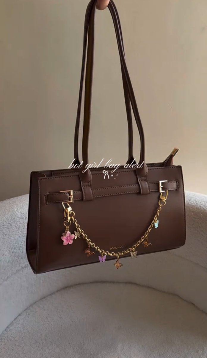 myrahmn's tweet photo. Bifoti handbag that gives you T20 vibes. Warna dia tu memang warna ongkaye ye. Tambah pulak ada charm auto lawa weh😮‍💨 https://t.co/n53WStr0n1