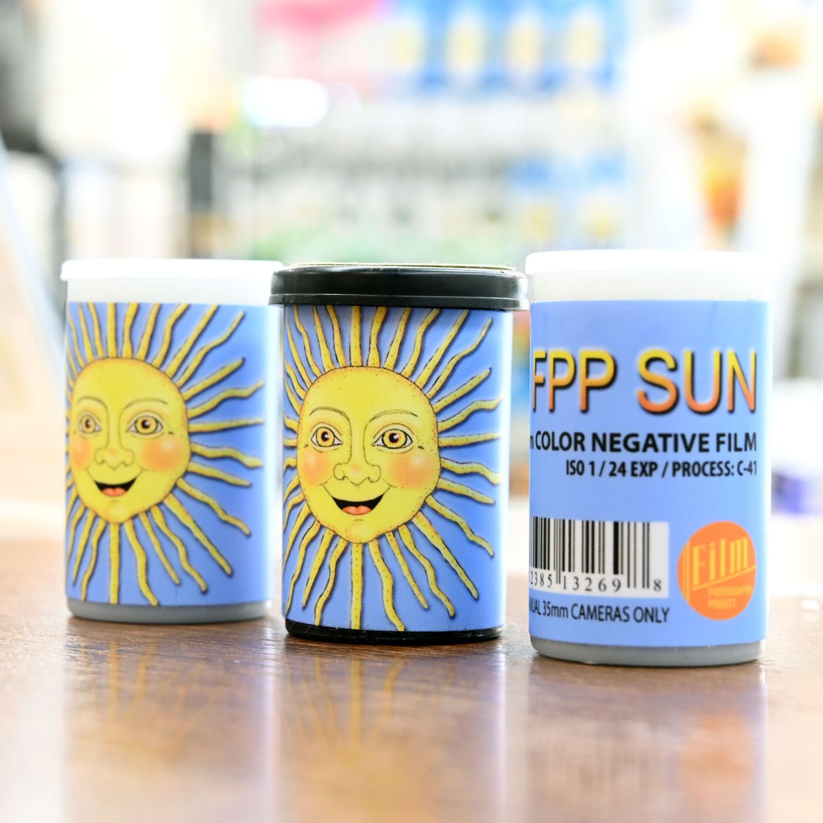 champcamera's tweet photo. SUN COLOR ISO 1 by #青葉台 店
#ISO1 の超絶・低感度 #カラーネガフィルム。
明るい太陽光の下での三脚を使用した長時間露光に最適です◎
※マニュアルカメラの使用推奨&カメラでISO1を設定できない場合はISO25に設定し絞りを更に5段階開けてください。
#田園都市線
https://t.co/xwfMt6YbUl https://t.co/PTofaaex8k