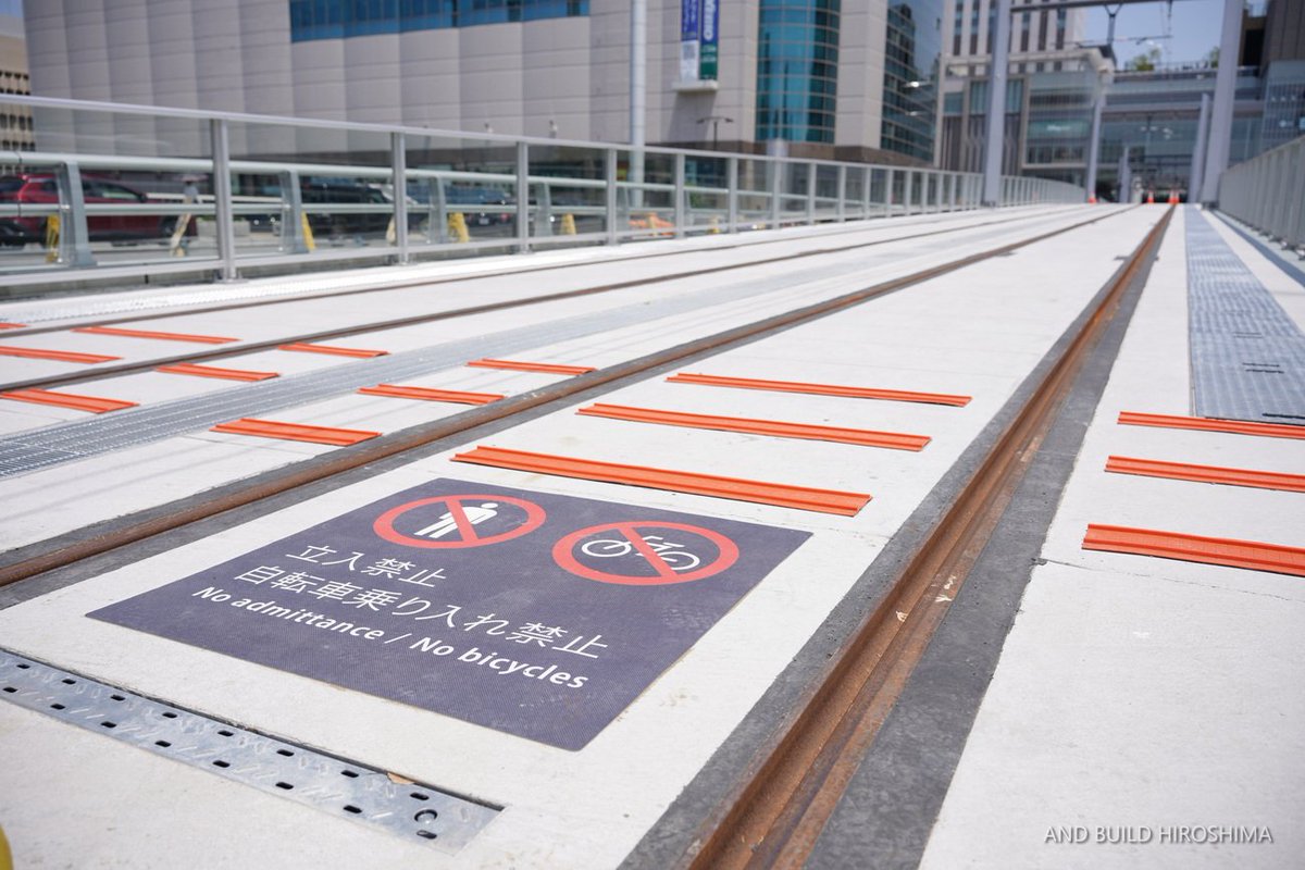 レポート】JR広島駅南口再整備 2025.05（Vol.95）＜駅前大橋線編＞ 高架区間が完成！まもなく試運転へ  架線柱や信号機、ガラス高欄など、未来を感じる高架区間が完成しました！🎉 画像全22枚のレポート本編はリプライでご案内します👇️