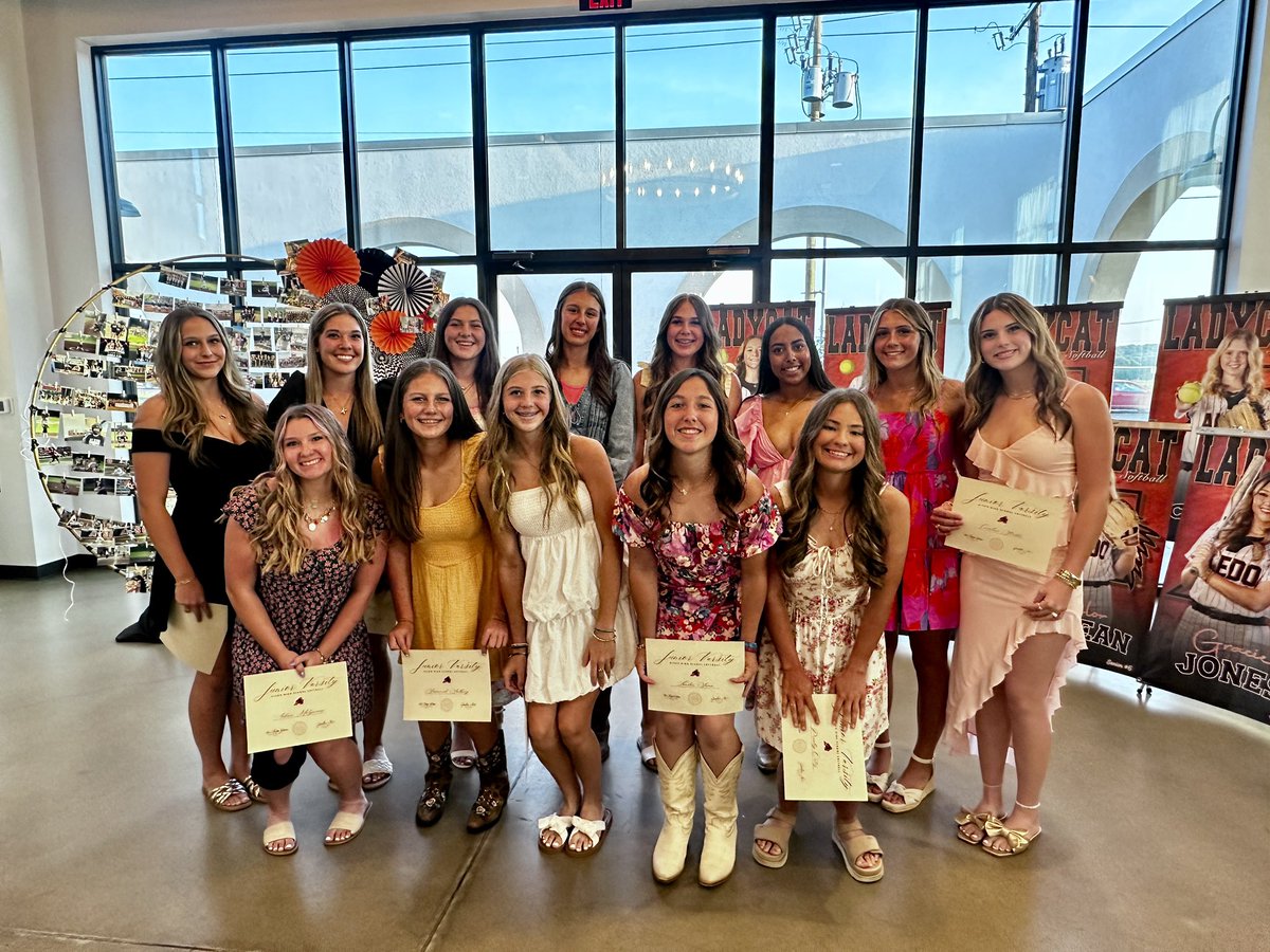 Got our medals 🥉 and a new trophy for the case 🏆 tonight, and we got to celebrate our 2025 Ladycats one more time tonight at our team banquet! 🧡 These ladies clean up nicely! Congrats to our JV and Varsity #ladycatsoftball players on a great season!