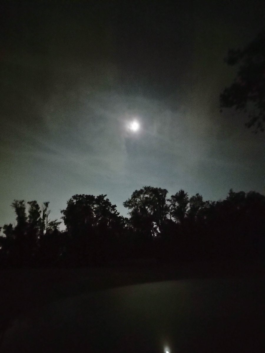 flochiserwin's tweet photo. the eye of the storm is the most peaceful and tranquil place in the world. good things come to those who wait. https://t.co/zRSwS6O8aV