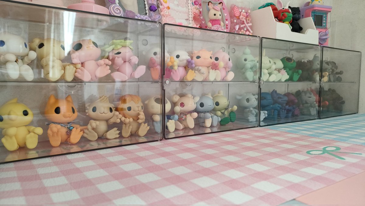 ruumin810's tweet image. ダイソーのボックスに並べました！気持ち色順な感じです✨全員は並べられなかったな🙂‍↕️
大満足です🥰
#モンスターファクトリー