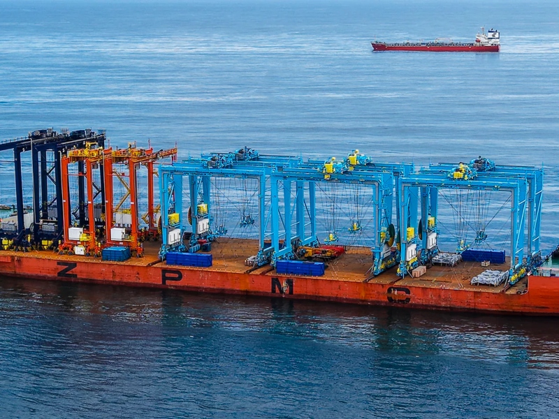 APM Terminals Lázaro Cárdenas recibe 6 grúas ARMG eléctricas, ofreciendo seguridad, eficiencia y CERO emisiones directas. Un paso clave para operaciones portuarias sostenibles y eficientes, en su fase de expansión.
Detalles en: hub.com.pa/seis-nuevas-gr…