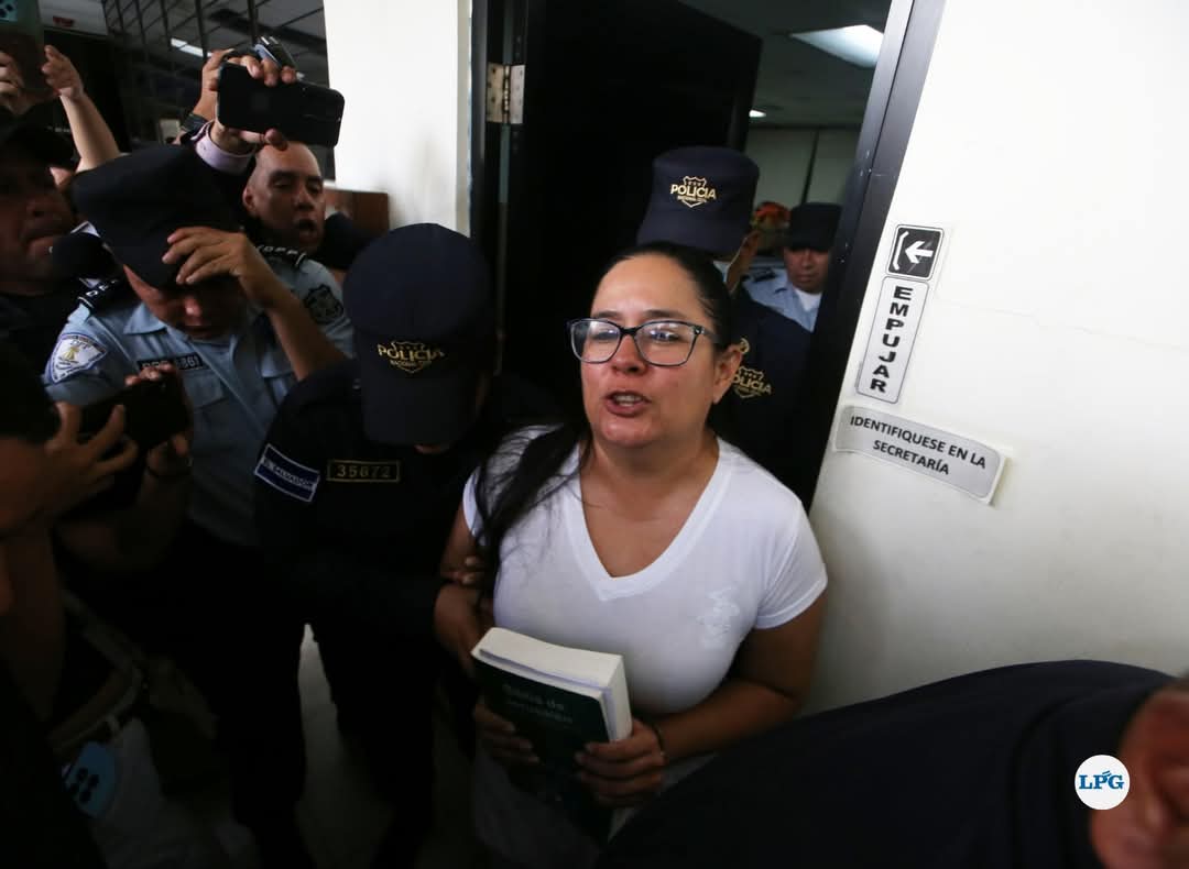 Es interesante notar la diferencia en enfoques: mientras Ruth, enfrentando acusaciones de "corrupción", exige un juicio público y transparente, la administración Bukele, que se autodenomina "honesta", opta por manejar ciertos procesos bajo estricta reserva. 🧵