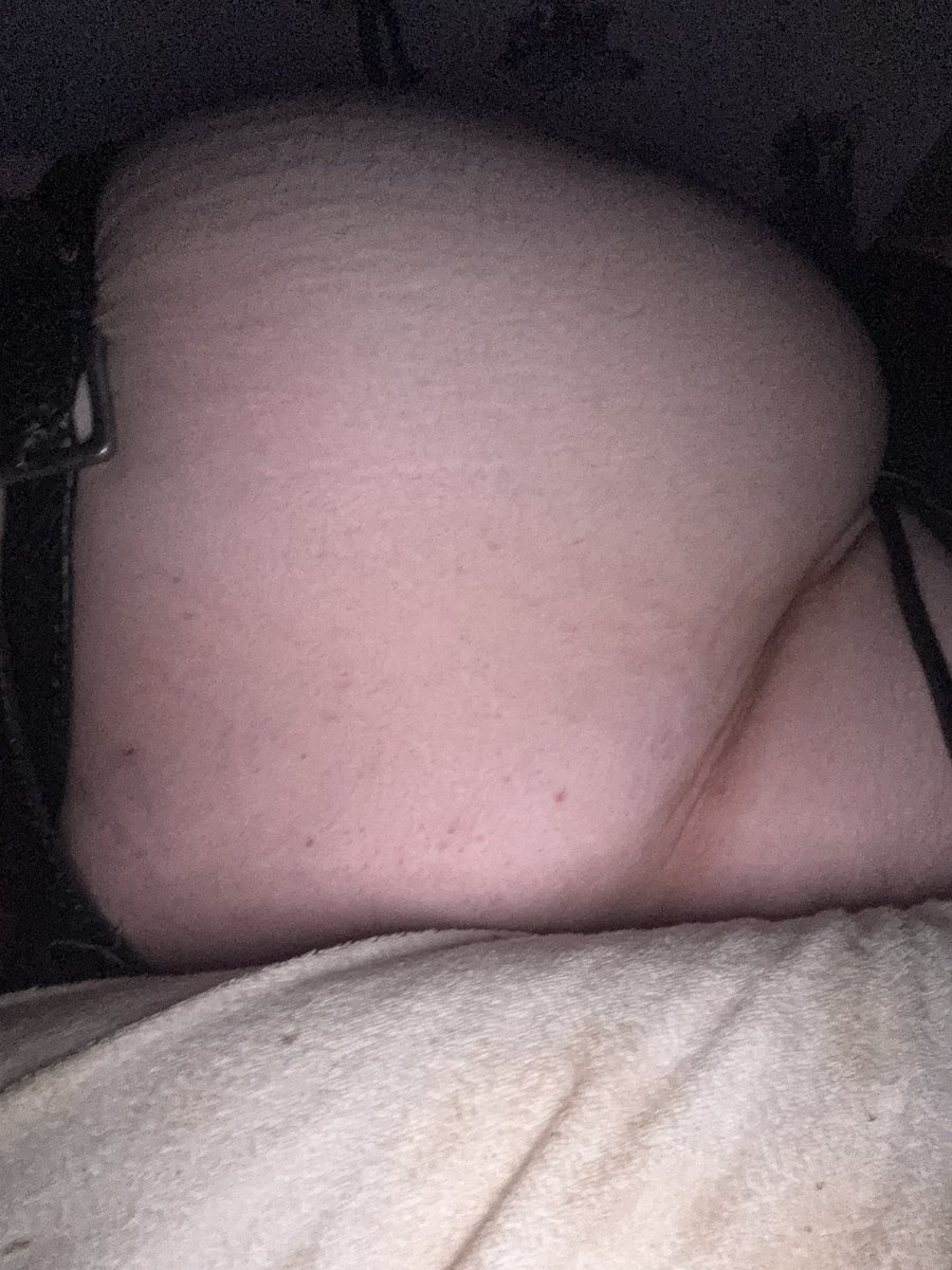 Heya all had a bit of a rough mental time rn so imma post a bit of me backlog while I get to doing the like goal stuff. Did this one as a nighttime warmup but did a little passing out while pumping and woke up about to burst 😖 

#bellyinflation #belly #inflation #gonnapop