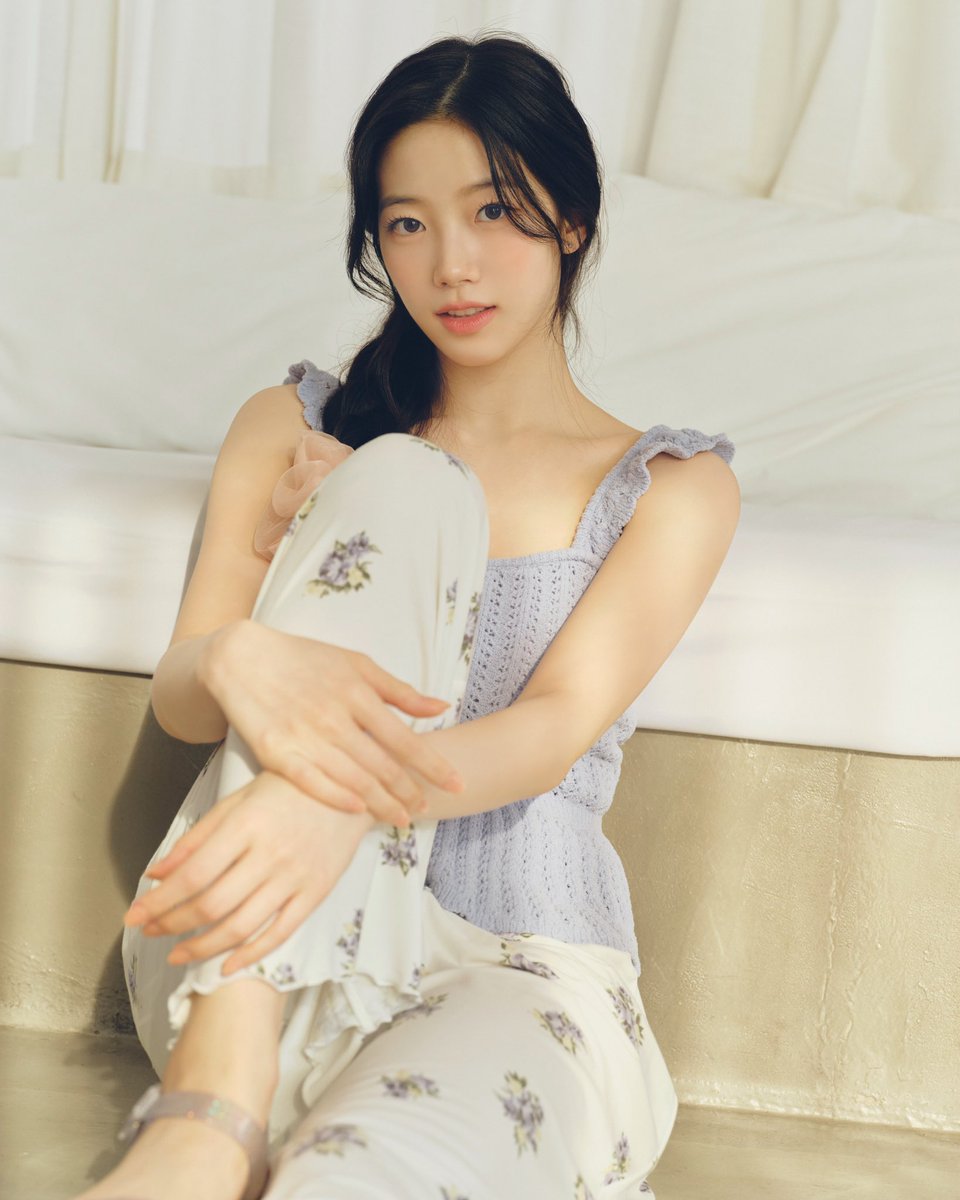 LE SSERAFIM ♡ GELATO PIQUE

FLOWER COLLECTION with KAZUHA
▶ x.gd/PCUZS

繊細なブーケ調の花柄と、たっぷりのギャザーとフリルデザインに心ときめくルームウェア。
ペプラムシルエットのクロシェニットは柔らかな肌触りで空気のように軽い着心地。