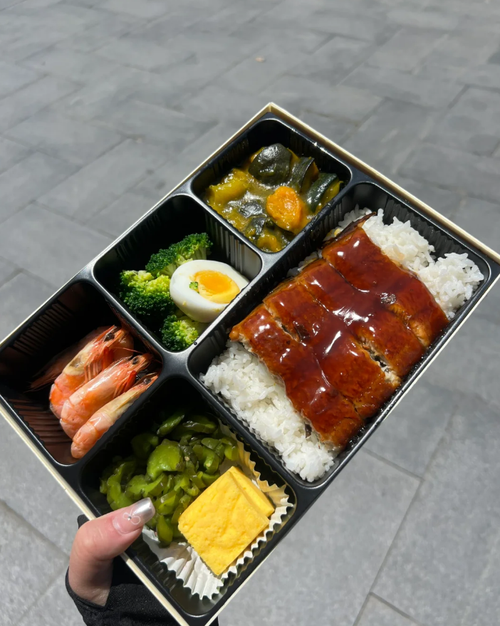 今日のお昼はシンプルにうなぎ飯弁当にしましょう。