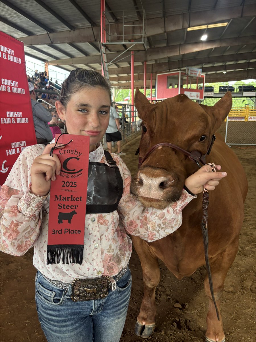 tcheyaa's tweet photo. My girl got 3rd overall with her steer &amp; won Junior showmanship! She put in so much work this year and it paid off. A proud momma moment. 🥰 https://t.co/2gzrjEmtOz