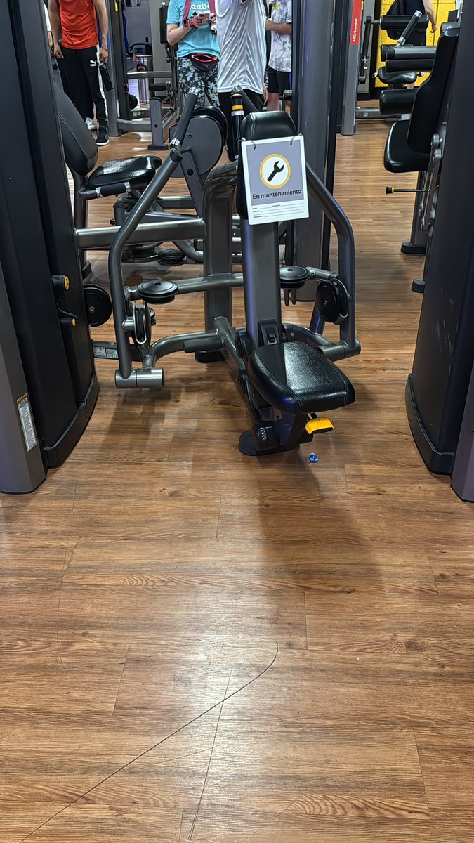 jaimeaze's tweet photo. No mms @SmartFitMx esto lleva 3 meses sin reparar y la unidad esta a reventar, que pedo? https://t.co/GzRsRtMi0n