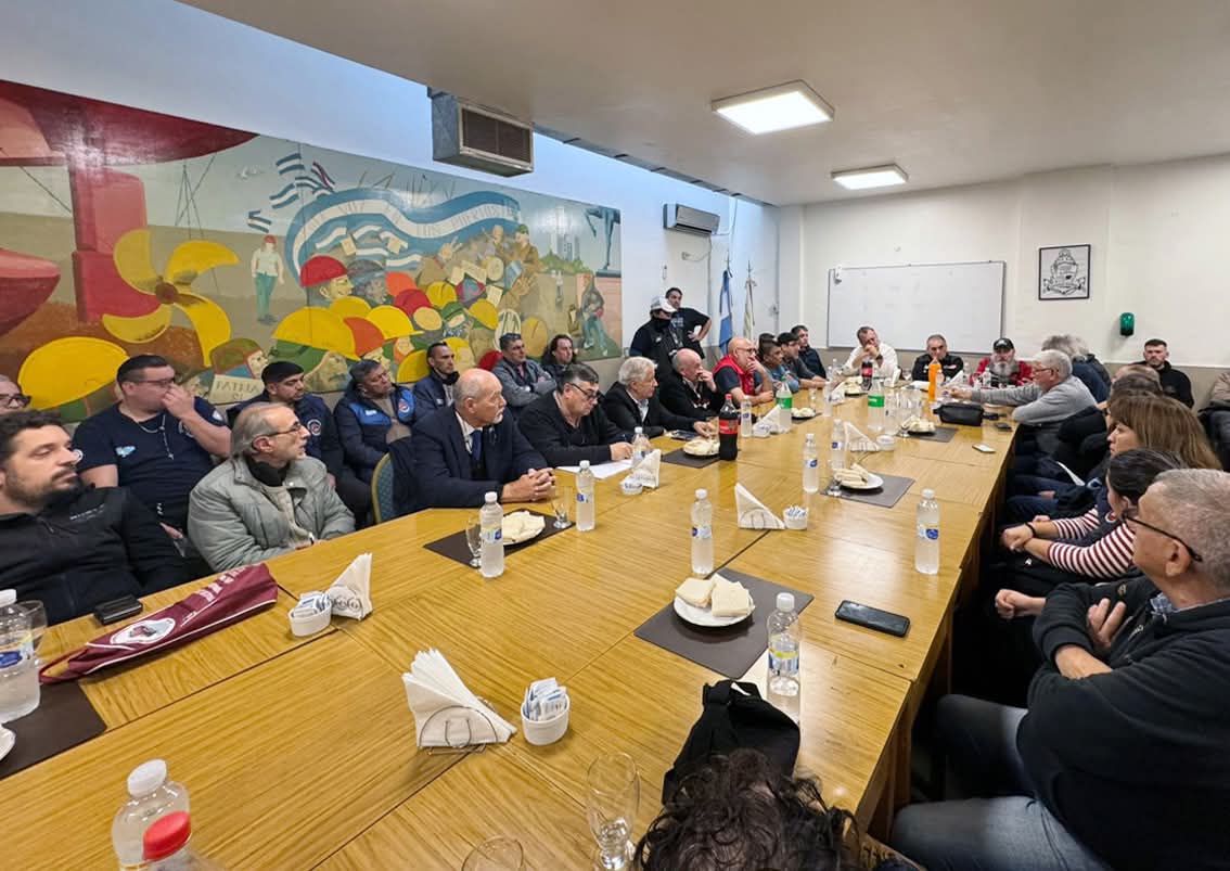 CronicaSindicaL's tweet photo. #FRENTEDELUCHA #MULTISECTORIAL Se constituyó el “Frente por la Soberanía, el Trabajo Digno y Salarios Justos”, que se lanzó en sede de la FEMPINRA. En un primer paso marchan el 25/6 al Ministerio de Desregulación. 
@CATT_Prensa @FeMPINRA @ITF_Americas 
https://t.co/xzkc44nbGJ https://t.co/tj4Rs2Z5X2