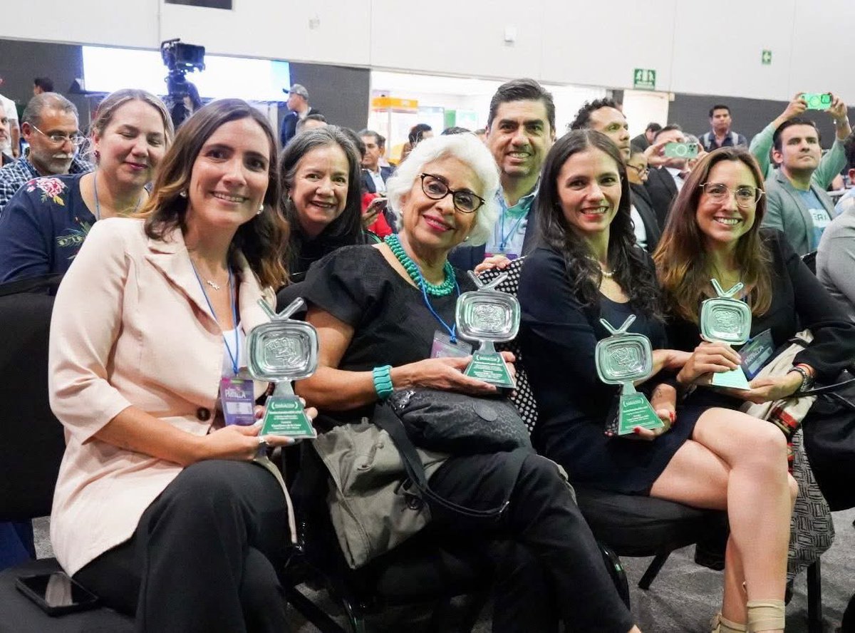 Renata Turrent (@rturrent) on Twitter photo Felicidades a todo el maravilloso equipo de <a href="/CanalOnceTV/">Canal Once</a> por los 4 reconocimientos que obtuvimos hoy en la Ceremonia de Premiación del Festival Pantalla de Cristal:
👧🏽 “La Mesa” de Once Niñas y Niños, como mejor formato programa de opinión;
🎤Patricia Kelly, distinguida con el Felicidades a todo el maravilloso equipo de <a href="/CanalOnceTV/">Canal Once</a> por los 4 reconocimientos que obtuvimos hoy en la Ceremonia de Premiación del Festival Pantalla de Cristal:
👧🏽 “La Mesa” de Once Niñas y Niños, como mejor formato programa de opinión;
🎤Patricia Kelly, distinguida con el