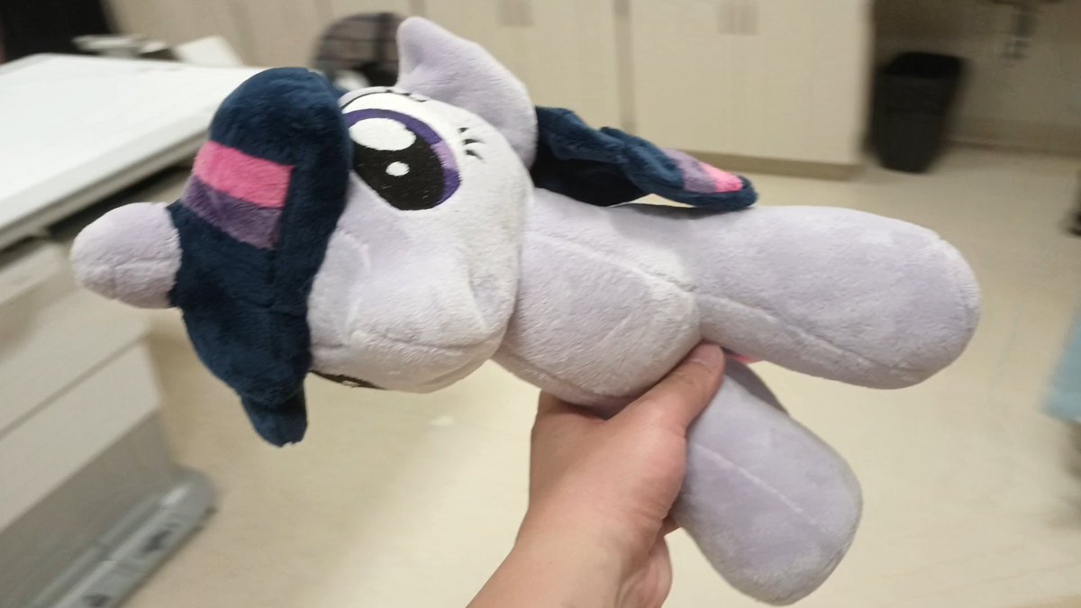 Twilight pays a visit to the doctor. Newest plushie skit here!
youtube.com/watch?v=5CGoCs…
